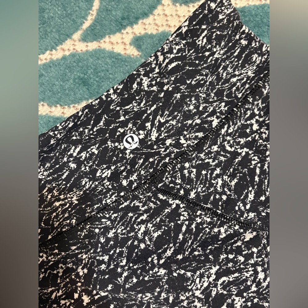 Lululemon leggings size 4 - Picture 5 of 6